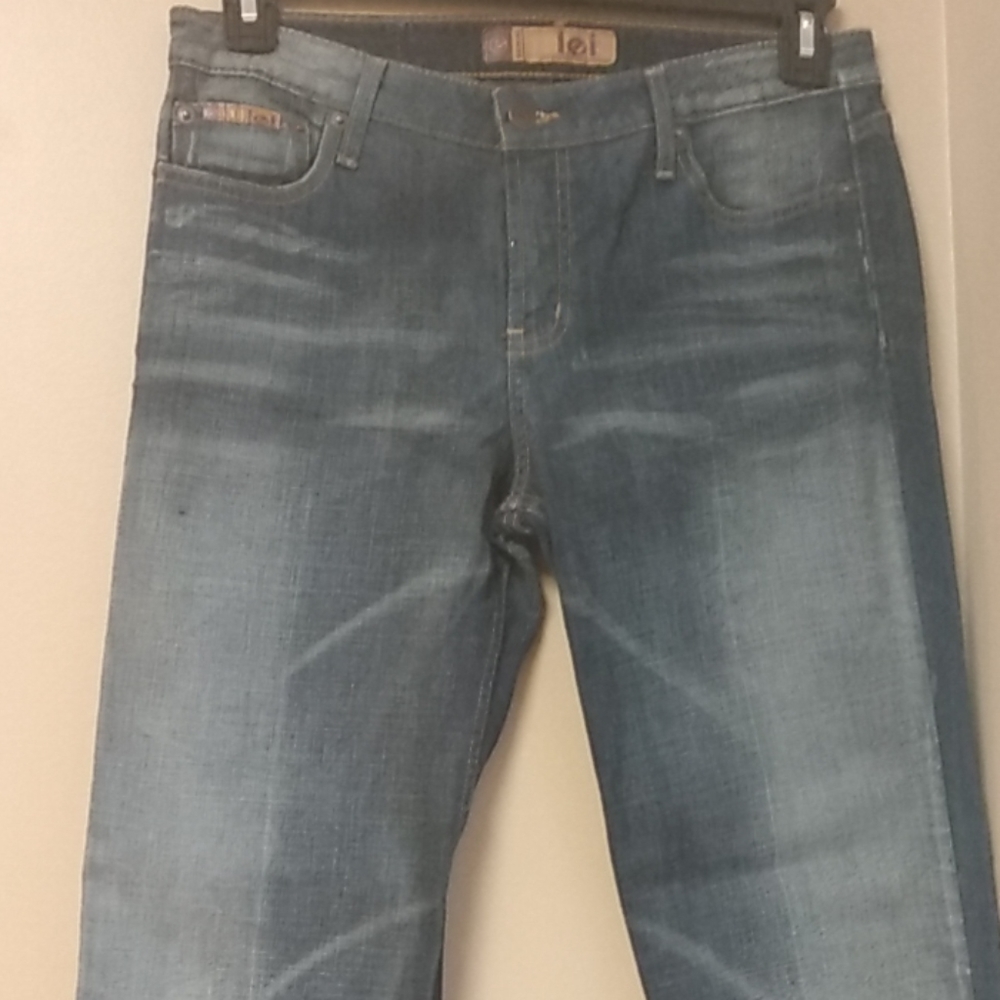 Vintage Frayed Flair Legs L.E.I Jeans!!